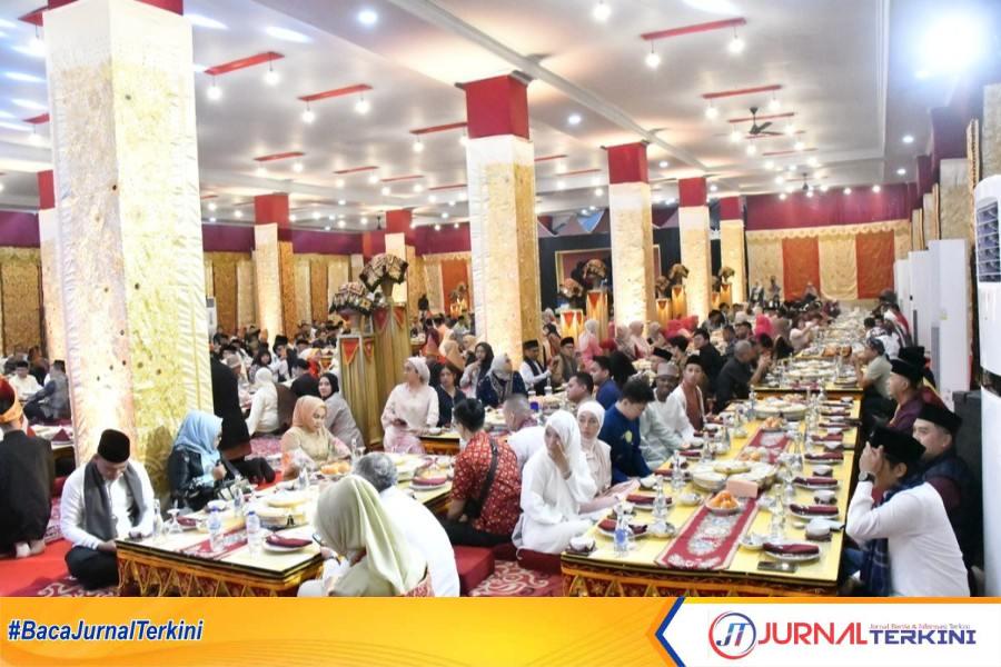 Acara makan Padang Bajamba di Malam HJK ke-357. (Foto: Pemko Padang)