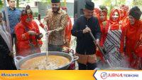 BRKrrLcPqZyaCtQVxTmw6DSuzQ34lKLIKDwBQGu9-100kb Wali Kota Padang, Fadly Amran bersama Ketua LKAAM Sumbar, Fauzi Bahar saat kegiatan memasak rendang untuk korban bencana gempa bumi NTT. (Foto: Pemko Padang)