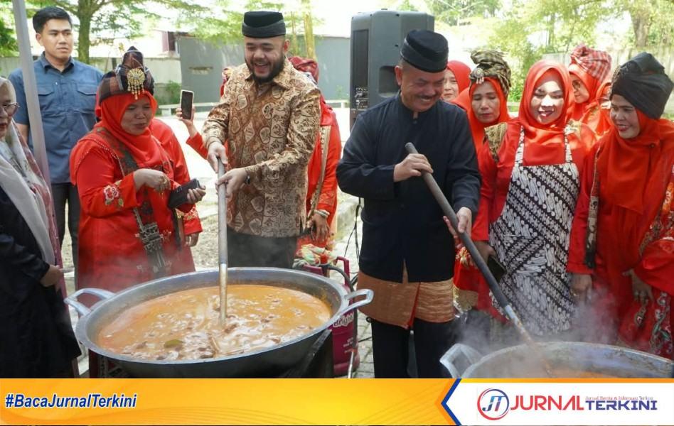 Wali Kota Padang, Fadly Amran bersama Ketua LKAAM Sumbar, Fauzi Bahar saat kegiatan memasak rendang untuk korban bencana gempa bumi NTT. (Foto: Pemko Padang)