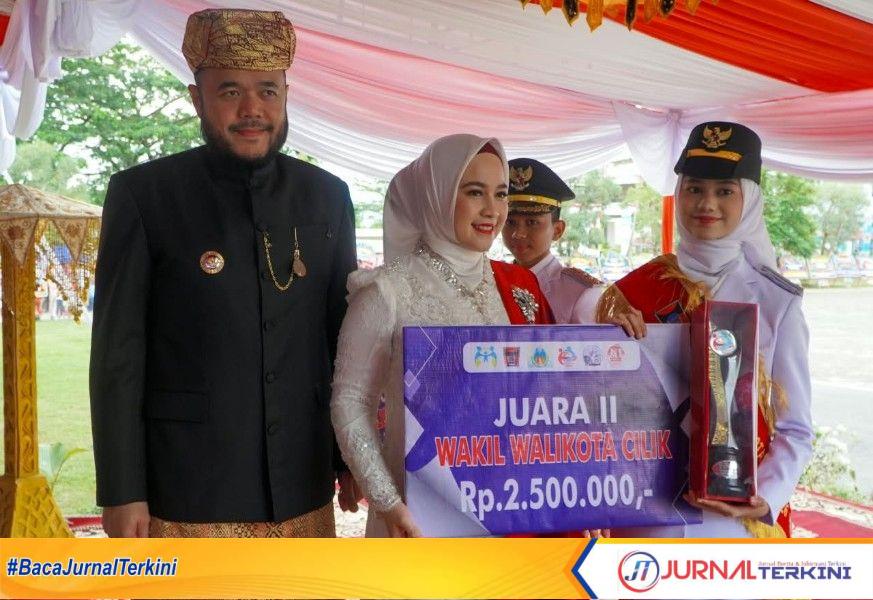 Penyerahan penghargaan kepada pemenang Wali Kota dan Wakil Wali Kota Cilik Kota Padang 2026. (Foto: Pemko Padang)