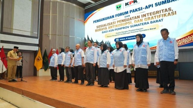Gubernur Sumbar, Mahyeldi Ansharullah saat mengukuhkan Forum PAKSI Sumbar. (Foto: Adpim Sumbar)