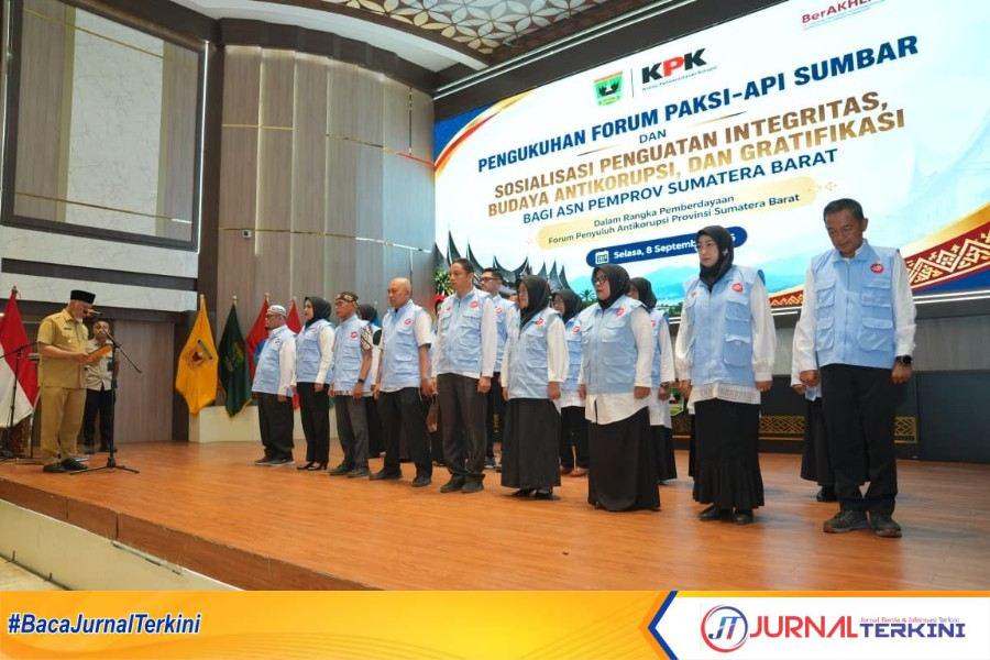 Gubernur Sumbar, Mahyeldi Ansharullah saat mengukuhkan Forum PAKSI Sumbar. (Foto: Adpim Sumbar)