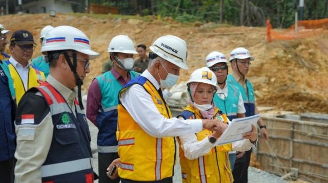 Gubernur Sumbar, Mahyeldi Ansharullah meninjau perkembangan pembangunan Fly Over Sitinjau Lauik. (Foto: Adpim Sumbar)