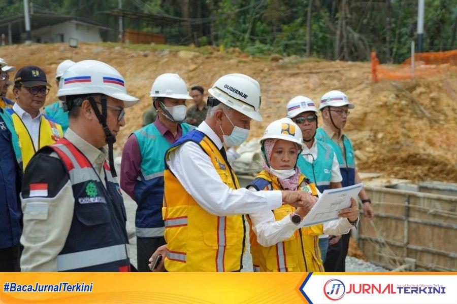 Gubernur Sumbar, Mahyeldi Ansharullah meninjau perkembangan pembangunan Fly Over Sitinjau Lauik. (Foto: Adpim Sumbar)
