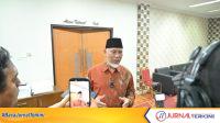 Gubernur Sumbar, Mahyeldi Ansharullah saat diwawancarai wartawan (Foto: Adpim Sumbar).