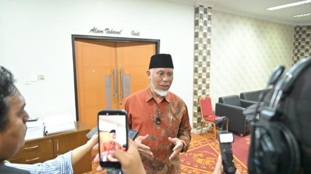 Gubernur Sumbar, Mahyeldi Ansharullah saat diwawancarai wartawan (Foto: Adpim Sumbar).