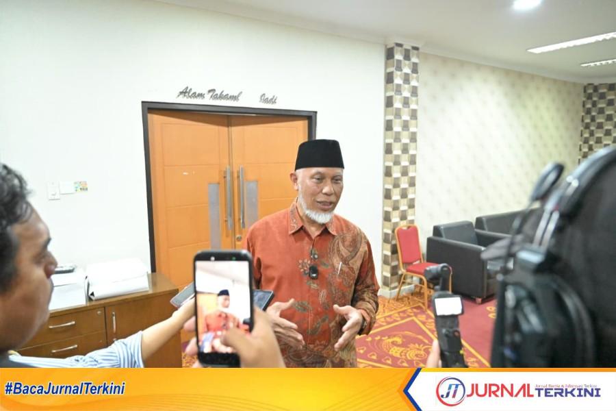 Gubernur Sumbar, Mahyeldi Ansharullah saat diwawancarai wartawan (Foto: Adpim Sumbar).