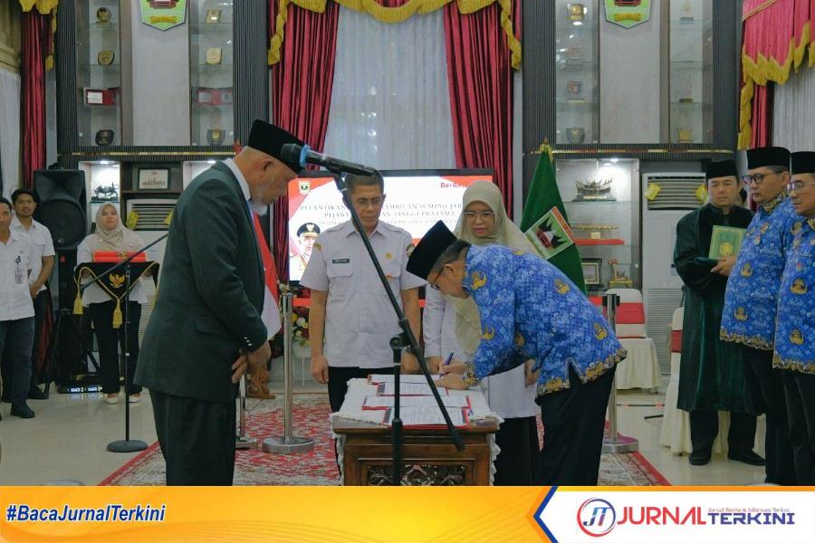 Gubernur Sumbar , Mahyeldi Ansharullah saat melantik enam Pejabat Eselon II lingkup Pemprov Sumbar (Foto: Adpim Sumbar).