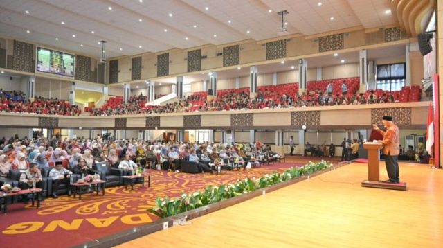 Gubernur Sumbar, Mahyeldi Ansharullah saat membuka pelatihan literasi AI Program AI Ready ASEAN (Foto: Adpim Sumbar)