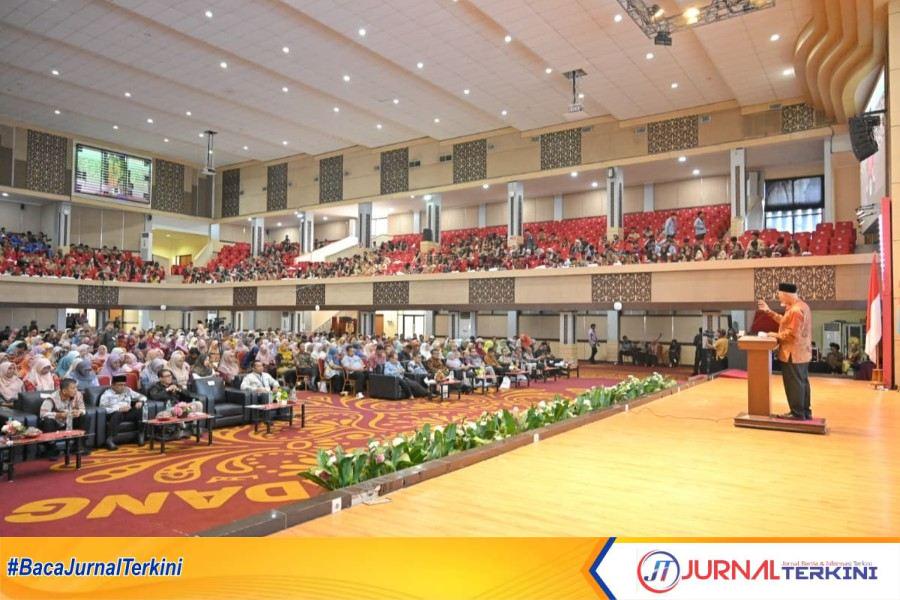 Gubernur Sumbar, Mahyeldi Ansharullah saat membuka pelatihan literasi AI Program AI Ready ASEAN (Foto: Adpim Sumbar)