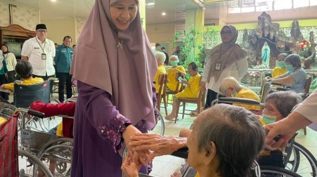 Harneli Mahyeldi Rayakan Hari Jadi Sumbar Bersama Penghuni Panti Jompo. (Foto: Adpim Sumbar)