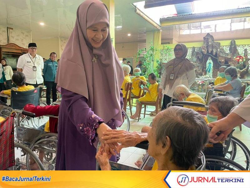 Harneli Mahyeldi Rayakan Hari Jadi Sumbar Bersama Penghuni Panti Jompo. (Foto: Adpim Sumbar)