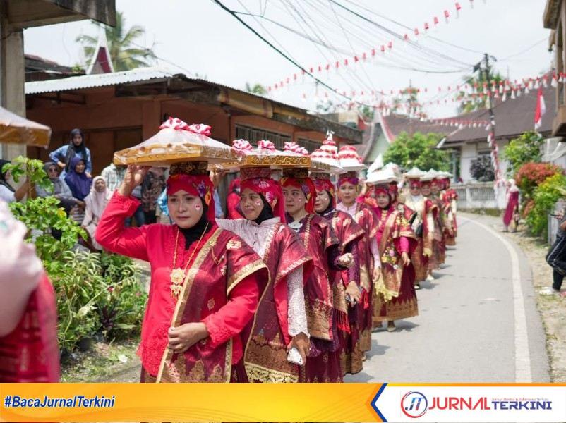 Pawai HUT RI ke-81 di Nagari Talang. (Foto: Kominfo Kab Solok)