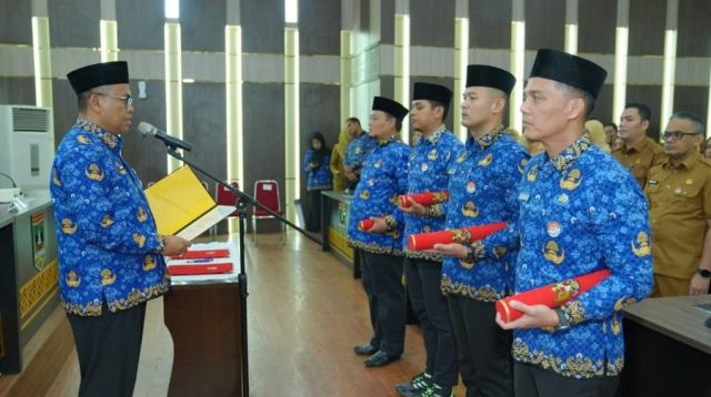 Sekda Prov Sumbar, Arry Yuswandi, saat melantik empat pejabat administrator atau eselon III di lingkungan Pemprov Sumbar. (Foto: Adpim Sumbar).
