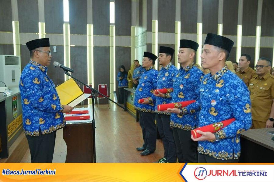 Sekda Prov Sumbar, Arry Yuswandi, saat melantik empat pejabat administrator atau eselon III di lingkungan Pemprov Sumbar. (Foto: Adpim Sumbar).