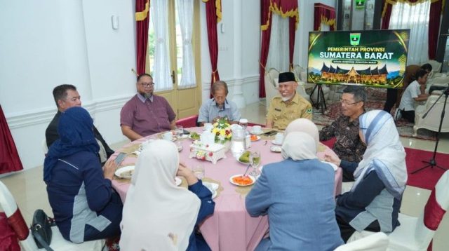 Gubernur Sumbar, Mahyeldi Ansharullah saat menyambut kunjungan silaturahmi tim muhibah akademisi Malaysia keturunan Minangkabau. (Foto: Adpim Sumbar)
