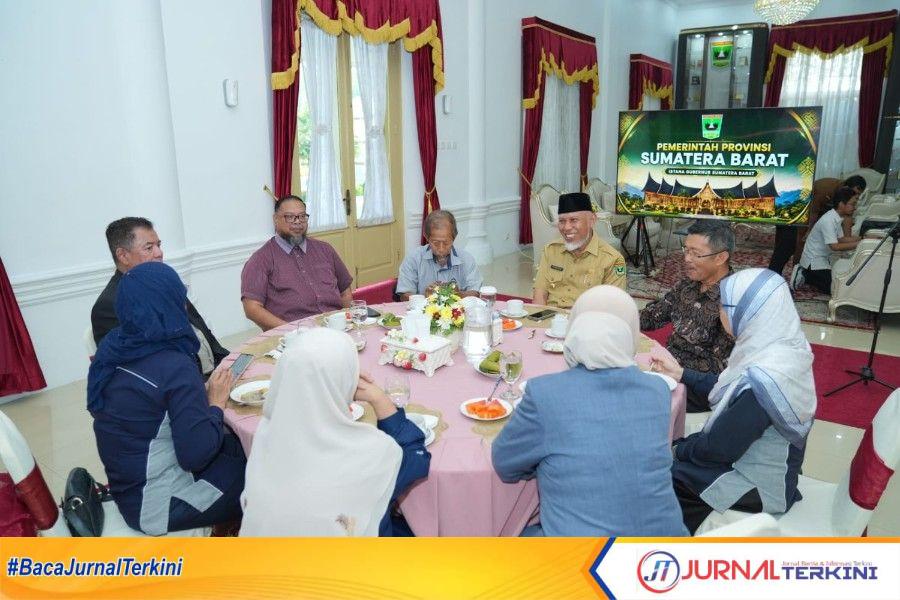 Gubernur Sumbar, Mahyeldi Ansharullah saat menyambut kunjungan silaturahmi tim muhibah akademisi Malaysia keturunan Minangkabau. (Foto: Adpim Sumbar)