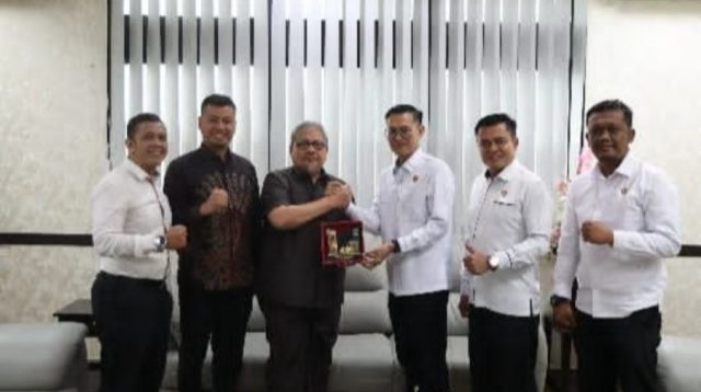 Ketua DPRD Sumbar, Muhidi Bersama Direktur Intelkam Polda Sumbar Kombes Pol Riki Kurniawan dan Jajarannya. (Foto: Istimewa)