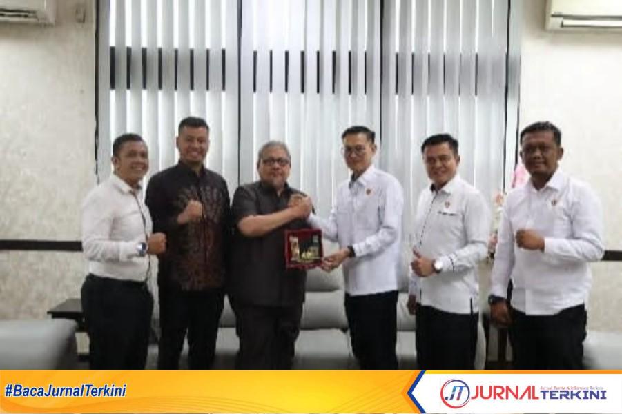 Ketua DPRD Sumbar, Muhidi Bersama Direktur Intelkam Polda Sumbar Kombes Pol Riki Kurniawan dan Jajarannya. (Foto: Istimewa)