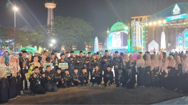 Kalifah asal Sumbar berfoto bersama usai MTQ Nasional XXXI Semarang (Foto: Makopim Sumbar)