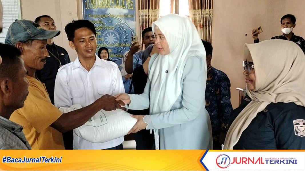 Salurkan Beras & Bibit Lele, Pemkab Solok Perkuat Ketahanan Pangan di Koto Sani. (Foto: Kominfo Kab Solok)