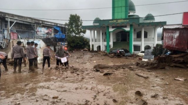 Galodo menghantam Komplek Perkantoran Pemerintahan Kabupaten Solok (Foto: Istimewa)