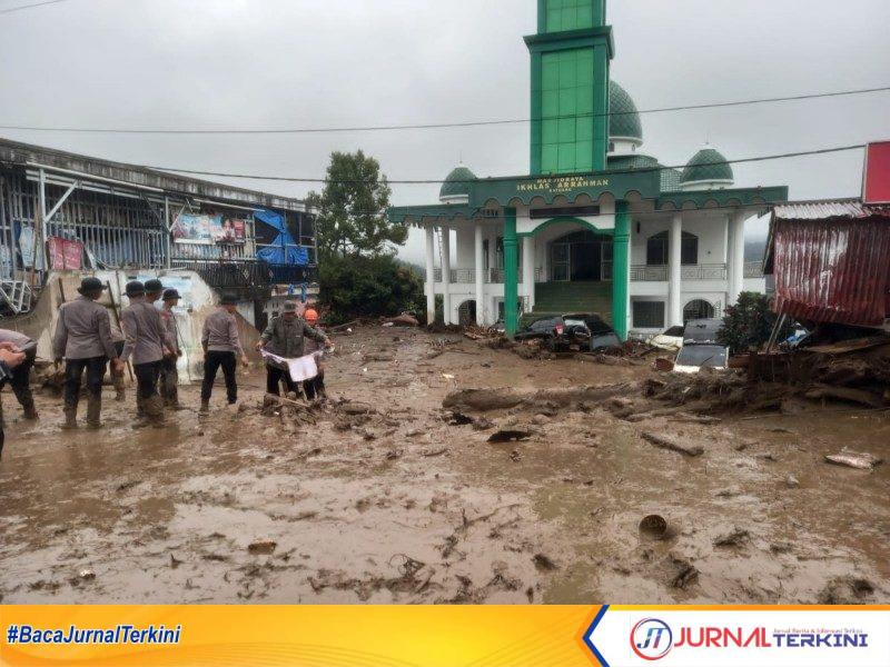 Galodo menghantam Komplek Perkantoran Pemerintahan Kabupaten Solok (Foto: Istimewa)