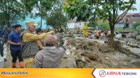IMG-20260923-WA00461-100kb Gubernur Sumbar, Mahyeldi Ansharullah saat meninjau lokasi banjir bandang di Arosuka (Foto: Adpim Sumbar)