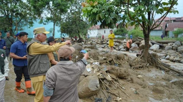 Gubernur Sumbar, Mahyeldi Ansharullah saat meninjau lokasi banjir bandang di Arosuka (Foto: Adpim Sumbar)
