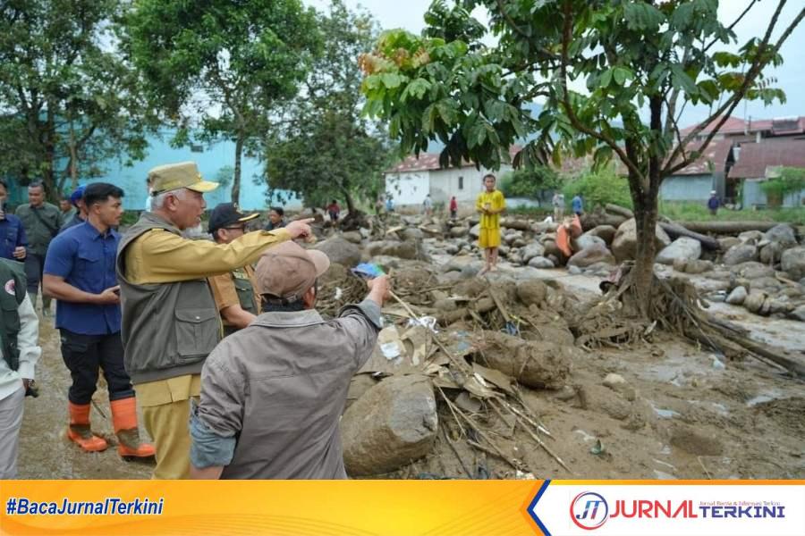 Gubernur Sumbar, Mahyeldi Ansharullah saat meninjau lokasi banjir bandang di Arosuka (Foto: Adpim Sumbar)