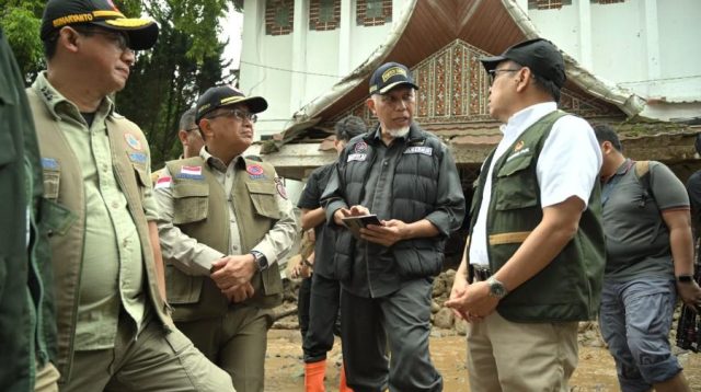 Menteri Koordinator Bidang Pembangunan Manusia dan Kebudayaan, Pratikno meninjau langsung lokasi terdampak banjir bandang galodo di Kabupaten Solok (Foto: Adpim Sumbar).