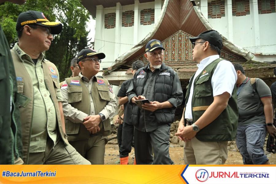Menteri Koordinator Bidang Pembangunan Manusia dan Kebudayaan, Pratikno meninjau langsung lokasi terdampak banjir bandang galodo di Kabupaten Solok (Foto: Adpim Sumbar).