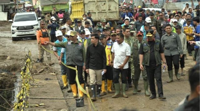 Wapres Gibran saat meninjau dampak Banjir Bandang Solok. (Foto: Makopim Sumbar).