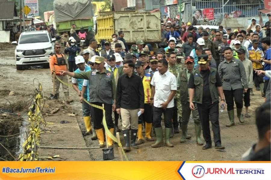 Wapres Gibran saat meninjau dampak Banjir Bandang Solok. (Foto: Makopim Sumbar).