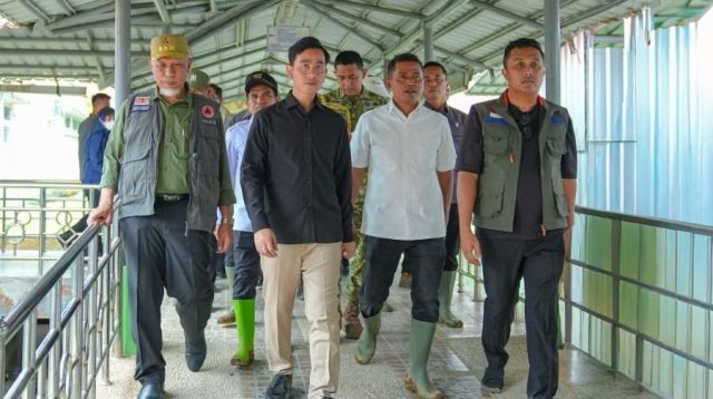 Wapres RI, Gibran Rakabuming Raka saat menjenguk Korban Banjir Bandang Arosuka, Kabupaten Solok (Foto: Adpim Sumbar)