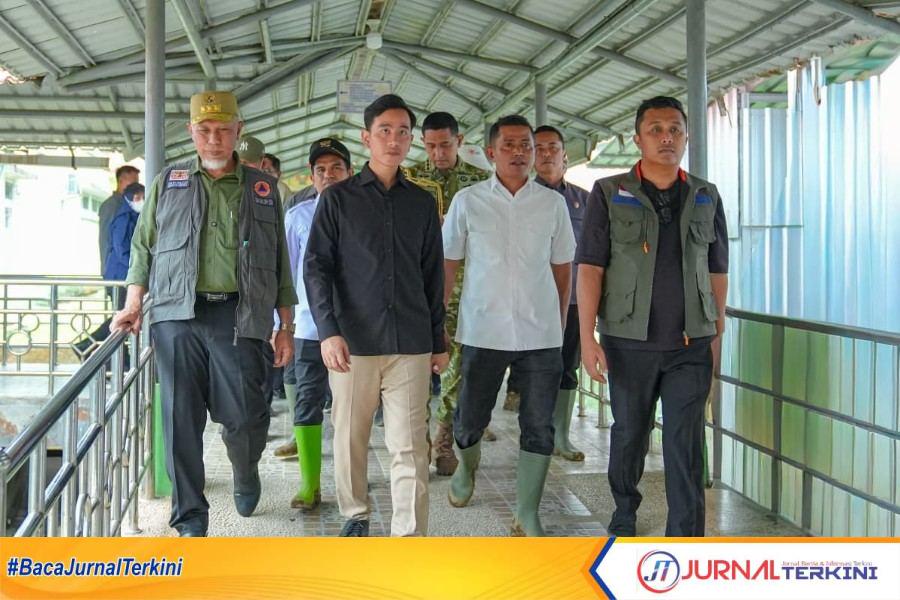 Wapres RI, Gibran Rakabuming Raka saat menjenguk Korban Banjir Bandang Arosuka, Kabupaten Solok (Foto: Adpim Sumbar)