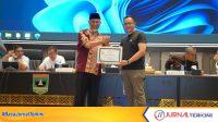 IMG-20260927-WA0016-100kb Direktur RSAM, Busril saat menerima penghargaan dari Gubernur Sumbar, Mahyeldi Ansharullah (Foto: Adpim Sumbar)