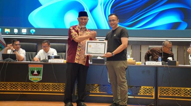 Direktur RSAM, Busril saat menerima penghargaan dari Gubernur Sumbar, Mahyeldi Ansharullah (Foto: Adpim Sumbar)