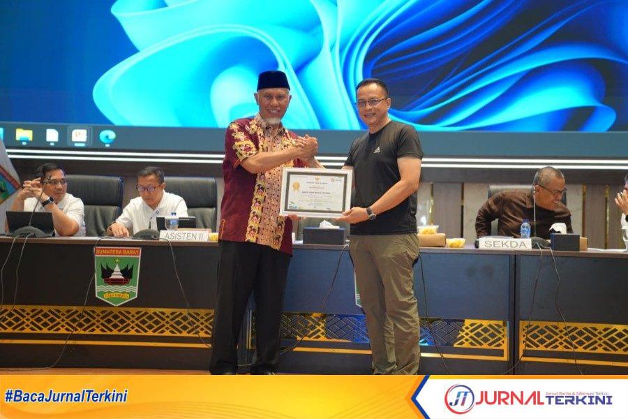 Direktur RSAM, Busril saat menerima penghargaan dari Gubernur Sumbar, Mahyeldi Ansharullah (Foto: Adpim Sumbar)