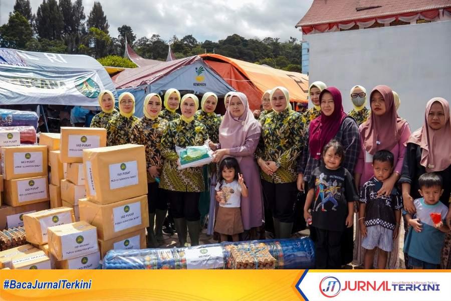 Kejati Sumbar dan IAD Salurkan Bantuan Banjir Bandang di Arosuka (Dok. Kejati Sumbar)