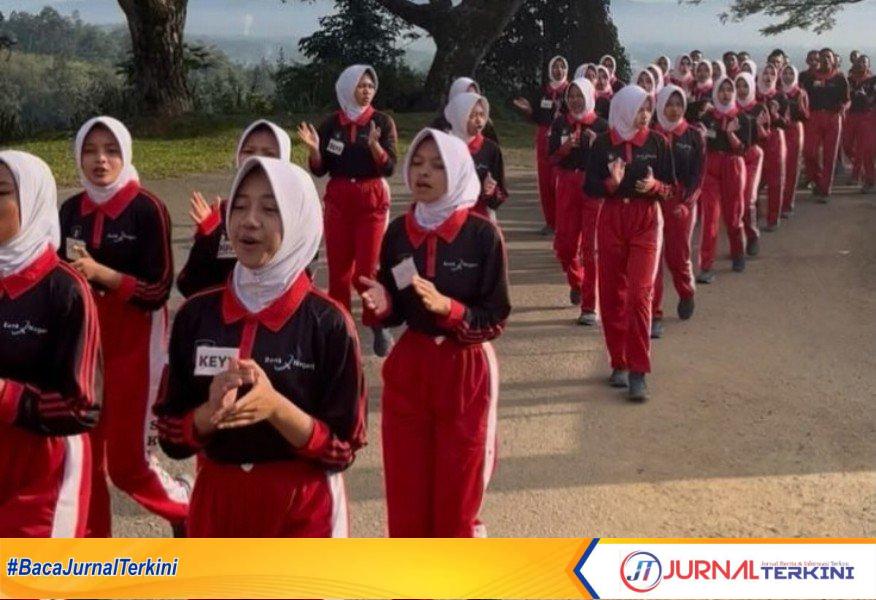 60 Orang Calon Paskibraka Sambut Ny. Kurniati dengan Formasi Khas Pasukan Pengibar Bendera. (Foto: Kominfo Kab Solok)