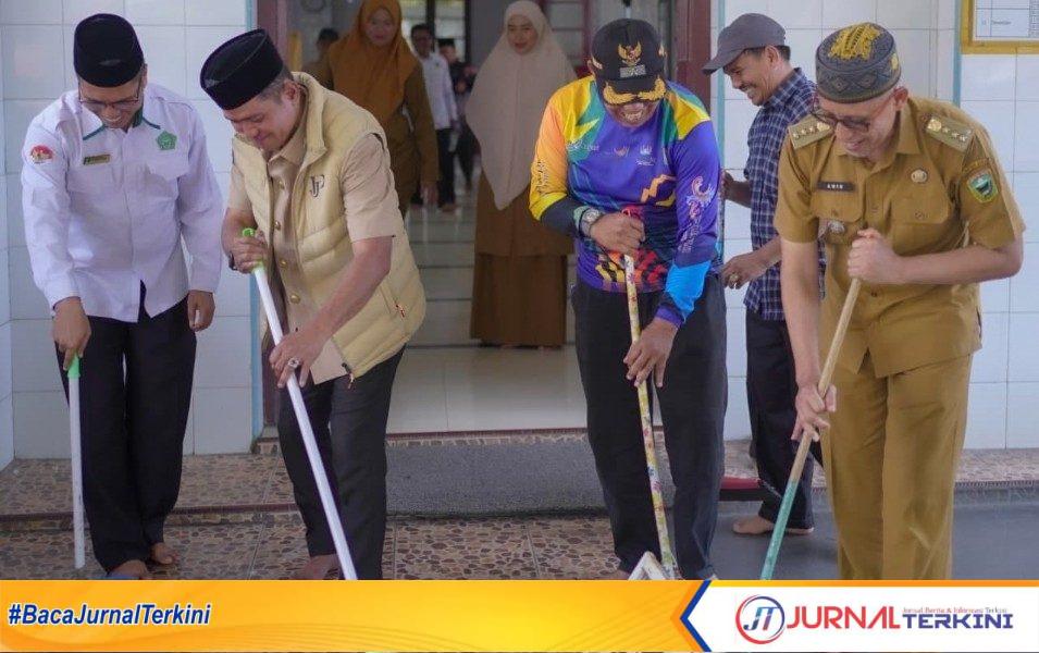 Bupati Solok Buka Kegiatan Bersih-Bersih Masjid di Nagari Cupak. (Foto: Kominfo Kab Solok)