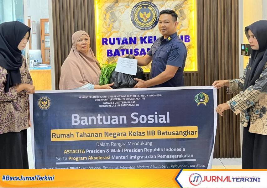 Rutan Batusangkar salurkan bansos rutin kepada keluarga WBP. (Foto: Rutan Batusangkar)