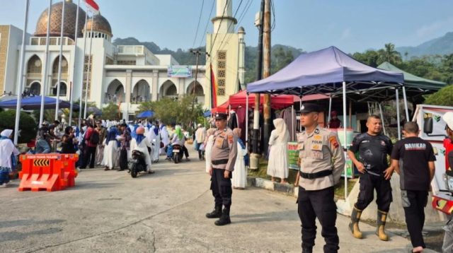 Personel Polres Padang Panjang lakukan pengamanan di kegiatan Dakwah Wisata BKMT Sumbar di Islamic Center Padang Panjang (Foto Polres Padang Panjang)
