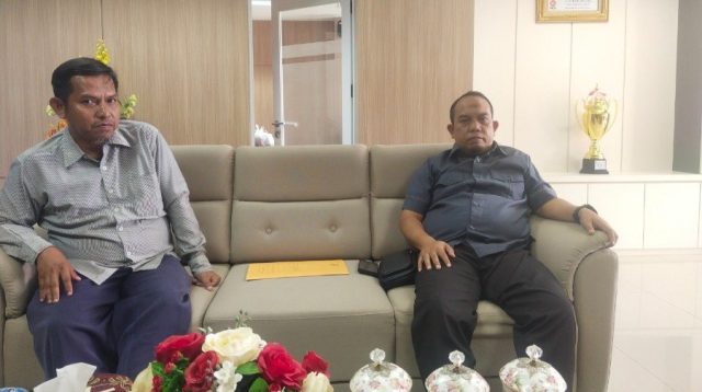 Rombongan KWSB saat beraudensi dengan Ketua DPRD Kota Padang, Muharlion. (Foto: Dion/Jurnalterkini)