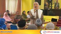 Dianita Maulin Vasko Berbagi Kebahagiaan Bersama Lansia di Panti Sabai Nan Aluih Sicincin. (Foto: Adpim Sumbar)