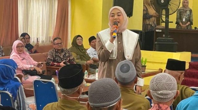 Dianita Maulin Vasko Berbagi Kebahagiaan Bersama Lansia di Panti Sabai Nan Aluih Sicincin. (Foto: Adpim Sumbar)