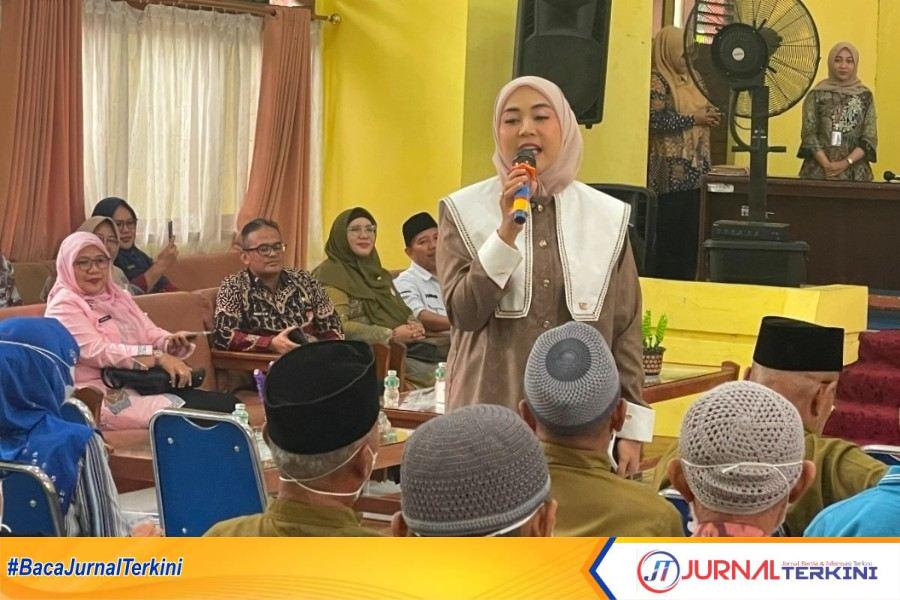 Dianita Maulin Vasko Berbagi Kebahagiaan Bersama Lansia di Panti Sabai Nan Aluih Sicincin. (Foto: Adpim Sumbar)