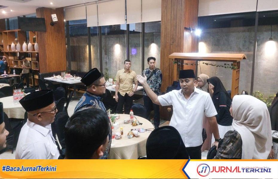 Wagub Sumbar, Vasco Ruseimy bersama istri, Dianita Maulin, saat mengunjungi Kafilah Sumbar di MTQ Nasional XXXI Semarang. (Foto: Adpim Sumbar)