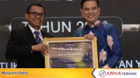 Direktur Rumah Sakit Jiwa Prof. H.B. Saanin, dr. Ardoni, M.M.,saat menerima penghargaan. (Foto: Istimewa)